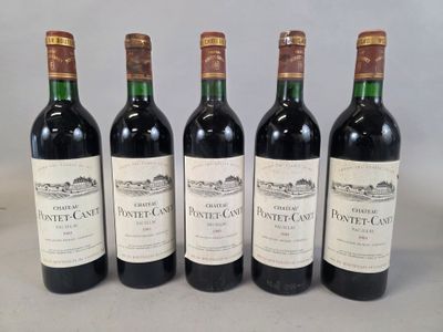 quatre bouteilles de vin sont alignées sur une table