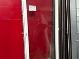 une porte rouge et une porte blanche dans une pièce