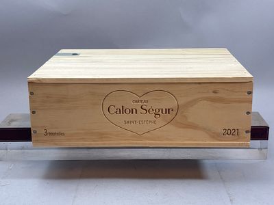 la boîte en bois est posée sur un support métallique