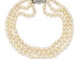 un collier de perles de culture et de diamants