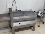 une photo d'une cuisine avec un plan de travail en métal et un chariot