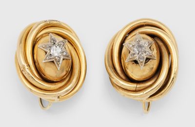une image d'une paire de boucles d'oreilles en or et diamants