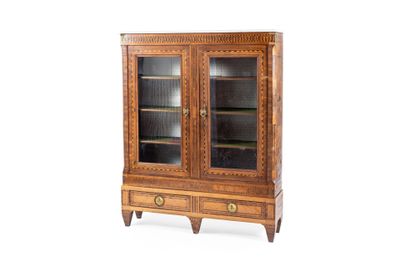 une photo d'une armoire en bois avec des portes vitrées et des tiroirs