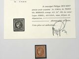 photo encadrée représentant un morceau de papier sur lequel figure un timbre, ainsi qu'un timbre sur lequel est représenté un homme