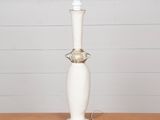 un vase blanc posé sur une table en bois