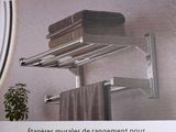 une photo d'une photo d'une salle de bains avec un porte-serviettes