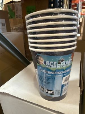 une pile de gobelets en plastique posée sur une boîte