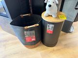 une peluche posée sur une poubelle