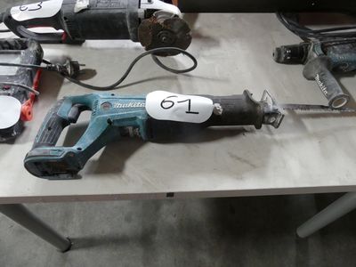 de nombreux outils posés ensemble sur une table