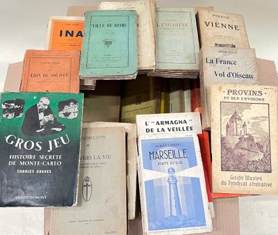 plusieurs livres sont empilés sur une table