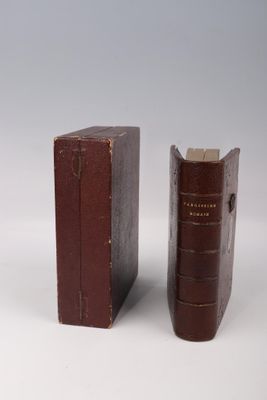 une paire de livres anciens reliés en cuir sur fond blanc