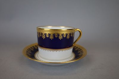 gros plan d'une tasse et d'une soucoupe sur une table