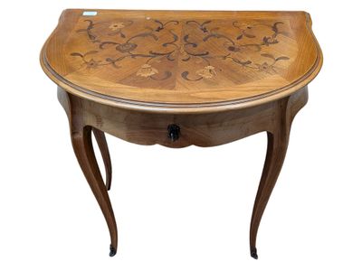 une petite table en bois sur laquelle se trouve un plateau sculpté