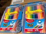 deux boîtes de crayons de couleur posées sur une table