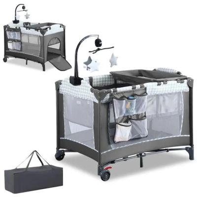 deux lits de bébé et une table à langer avec un bébé dedans