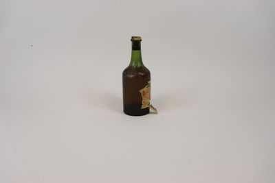 une bouteille de bière posée sur une table