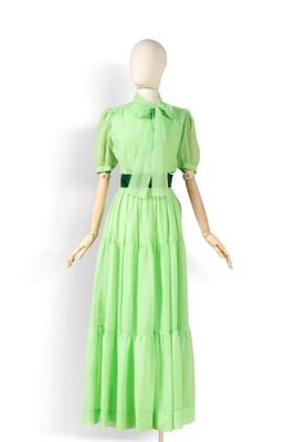 une robe verte sur un mannequin, un mannequin, un mannequin, un mannequin, un mannequin, un mannequin, un mannequin, un mannequin, un mannequin