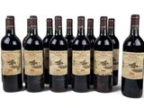 six bouteilles de vin sont alignées sur une surface blanche