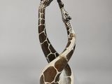 une statue de girafe posée sur une table