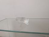 une table en verre sur laquelle est posée une fleur en verre