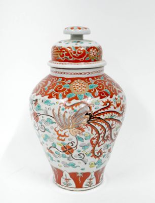 Potiche couverte en faïence au décor d'un phénix et d'un dra…