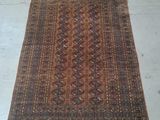 un vieux tapis par terre, très sale