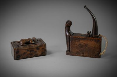 une paire de petites boîtes en bois munies de poignées