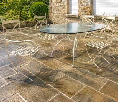 une photo d'une terrasse avec une table et des chaises