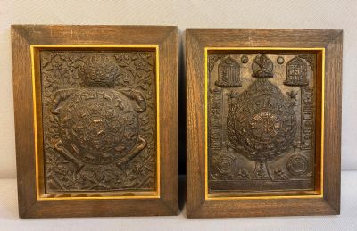 paire de plaques anciennes en bois sculpté représentant un lion et une tortue