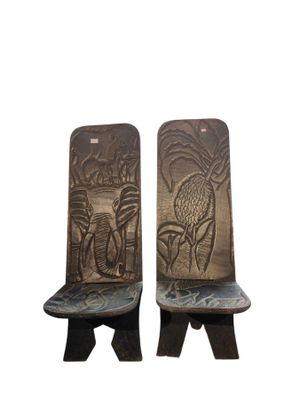Deux chaises à palabre en bois sculpté à décor d'éléphants p…