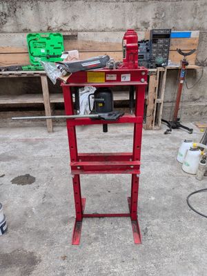 un établi rouge sur lequel sont posés des outils, dans un garage