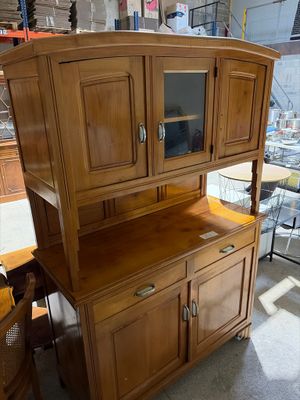 un meuble en bois surmonté d'une porte en verre