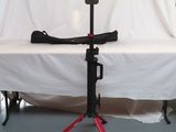 deux lampes posées sur un trépied, sur une table