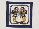 écharpe bleu marine et or ornée d'une paire de gants de boxe