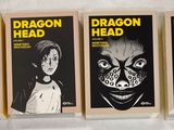 Trois livres de la série « Dragon Head » sont alignés sur une étagère