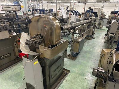 de nombreuses machines qui fonctionnent ensemble dans une usine