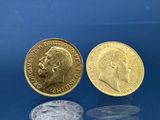 deux pièces d'or et d'argent posées l'une à côté de l'autre sur un fond bleu
