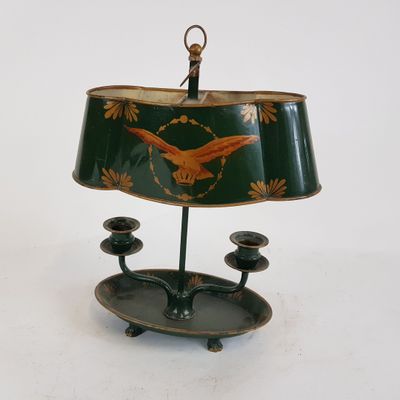 une lampe verte ornée d'un motif d'oiseau