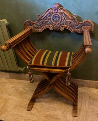 une chaise en bois sur laquelle est posé un coussin rayé