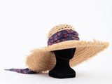 chapeau de paille avec un ruban à motifs floraux et un foulard assorti