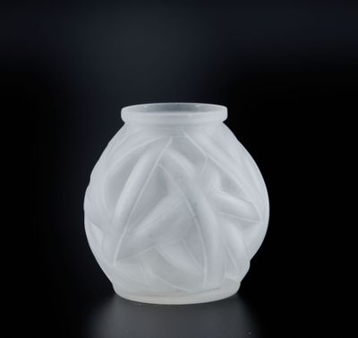 un gros plan d'un vase blanc posé sur une surface noire