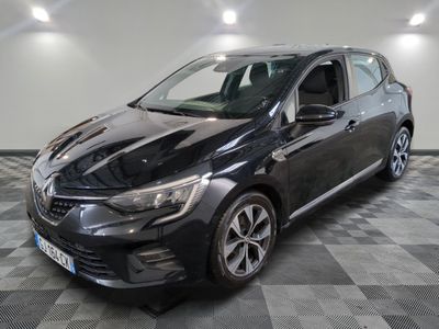 la voiture noire est garée sur un sol en damier dans le garage