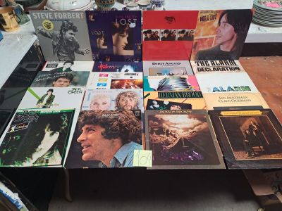 beaucoup de CD posés sur une table dans une pièce