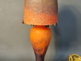 une lampe posée sur une table à côté d'un cordon