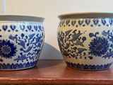 deux vases bleus et blancs posés sur une table