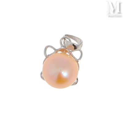 une image représentant un pendentif en forme de perle rose sur fond blanc
