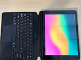 deux ordinateurs portables posés côte à côte sur une table, avec un clavier