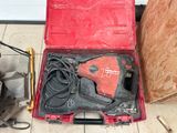 une boîte à outils rouge avec des outils sur le sol