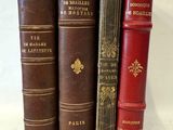 plusieurs vieux livres sont empilés sur une table