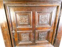 Buffet haut en chêne foncé ouvrant par deux portes, chacune … (photo 2)